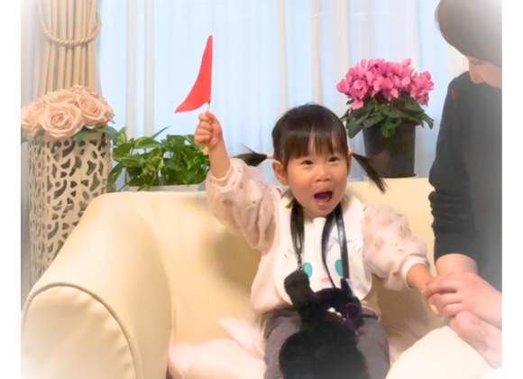 名古屋市名東区のNAO MUSICAで0歳から絶対音感を育てるレッスンを受ける2歳の女の子